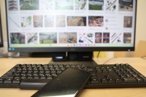 klawiatura komputera z telefonem a w te ekran monitora komputera