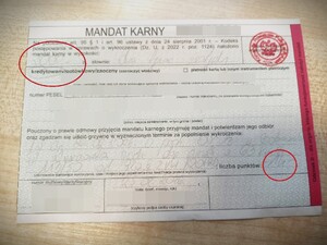 Formularz mandatu karnego wypełniony częściowo zabudowany wystawiony na kwotę 2000 złotych i 14 punktów karnych za przekroczenie prędkości