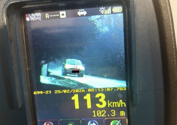 Zdjęcie ekranu miernika prędkości na którym widać pojazd koloru jasnego oraz zarejestrowana prędkość