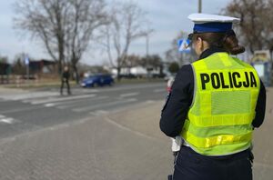 Umundurowana policjant na drodze