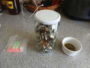 Zabezpieczone środki odurzające - marihuana zapakowana w woreczek foliowy i grzyby w słoiku