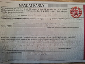 Formularz mandatu karnego z zanonimizowanymi danymi na kwotę 2500 złotych i 15 punktów karnych za przekroczenie prędkości
