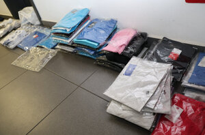 Ubrania ułożone na podłodze