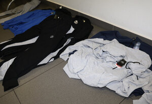 Ubrania ułożone na podłodze