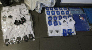 Ubrania ułożone na podłodze