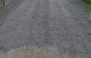 Podsypka z destruktu asfaltowego rozsypana na ziemi