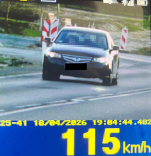 Zdjęcie ekranu miernika prędkości na którym wyświetla się pojazd osobowy któremu zmierzono prędkość oraz parametry techniczne pomiaru w tym prędkość