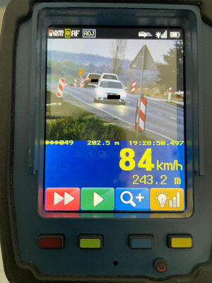 Zdjęcie ekranu miernika prędkości na którym wyświetla się pojazd osobowy któremu zmierzono prędkość oraz parametry techniczne pomiaru w tym prędkość