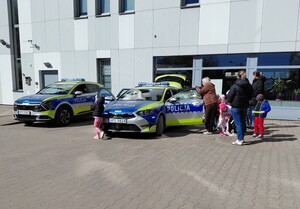 Dzieci z przedszkola oglądają radiowóz policyjny