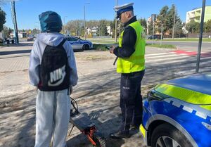 Policjant kontroluje kierującego hulajnogą