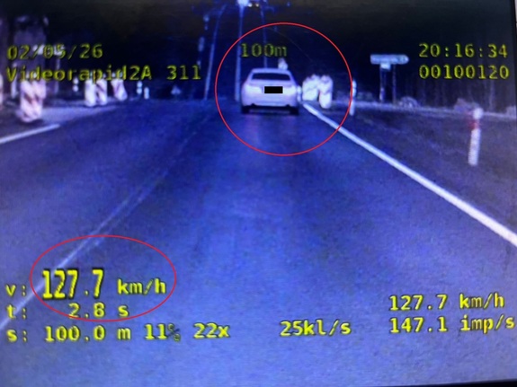 Zdjęcie z ekranu wideo rejestratora przedstawiające pomiar prędkości samochodu osobowego jasnego koloru wraz z parametrami pomiaru w tym prędkości 127 km/h