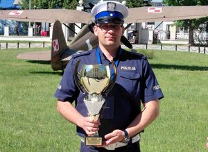 policjant z pucharem
