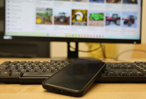 Zdjęcie komputera ekran, klawiatura i telefon leżący na klawiaturze