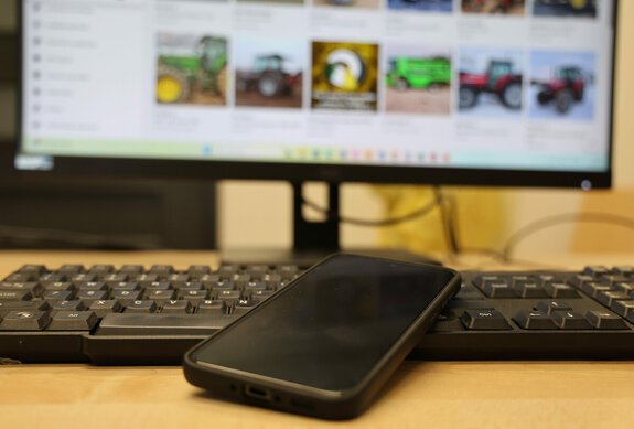 Zdjęcie komputera ekran, klawiatura i telefon leżący na klawiaturze
