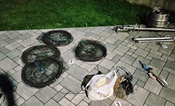 Zabezpieczone narzędzia rybackie leżące na kostce brukowej