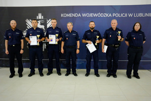 I Zastępca Komendanta Wojewódzkiego Policji w Lublinie inspektor Andrzej Mioduna i laureaci konkursu