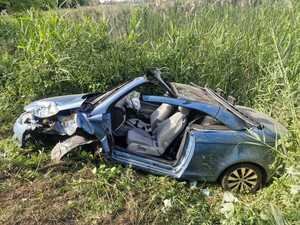 samochód osobowy volkswagen koloru niebieskiego uszkodzony w wyniku zdarzenia drogowego stojący w zaroślach stawu
