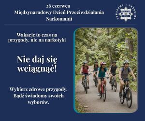 \grafika z napisem Nie daj się wciągnąć,  wakacje to czas na przygody, nie na narkotyki, 26 czerwca Międzynarodowy Dzień Przeciwdziałania Narkomanii  i zdjęciem grupy osób jadących rowerami