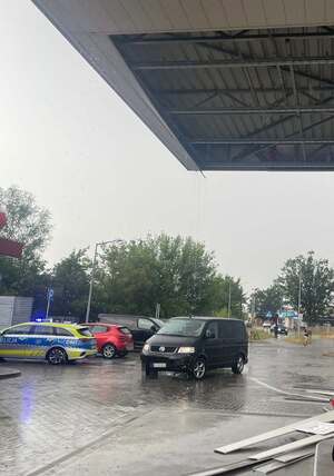 Uszkodzony pojazd przez powalone drzewo