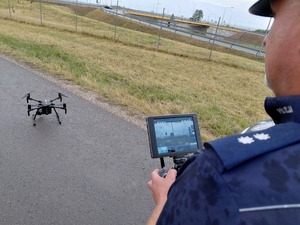 Policjanci podczas obsługi drona