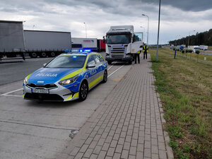 Policjanci podczas kontroli drogowej samochodu ciężarowego z naczepą