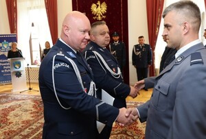 Powiatowe obchody Święta Policji w Rykach w sali pałacu Poniatowskich - Wręczenia aktów mianowania na wyższe stopnie przez Zastępcę Komendanta Wojewódzkiego Policji w Lublinie