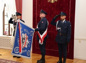 Powiatowe obchody Święta Policji w Rykach w sali pałacu Poniatowskich - poczet sztandarowy Komendy Powiatowej Policji w Rykach