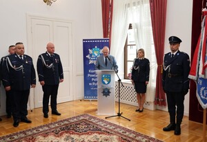 Powiatowe obchody Święta Policji w Rykach w sali pałacu Poniatowskich - przemawia Starosta Rycki