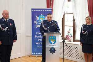 Komendant Powiatowy Policji w |Rykach podczas przemówienia