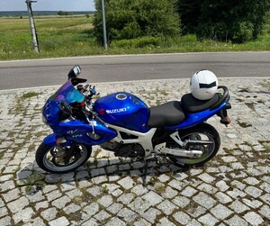 Motocykl stojący na nawietrzni utwardzonej kostką
