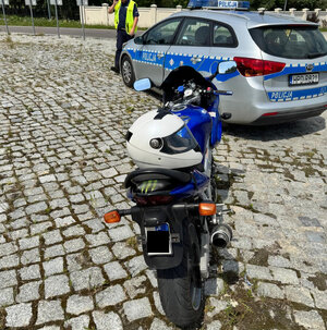 Motocykl stojący na nawietrzni utwardzonej kostką