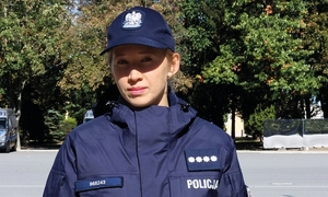 Policjanta w mundurze koloru grantowego z czapką z daszkiem
