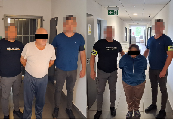 Kolarz zdjęć dwóch osób - kobiety i mężczyzny  zatrzymanych prowadzonych przez policjantów nieumundurowanych przez korytarz