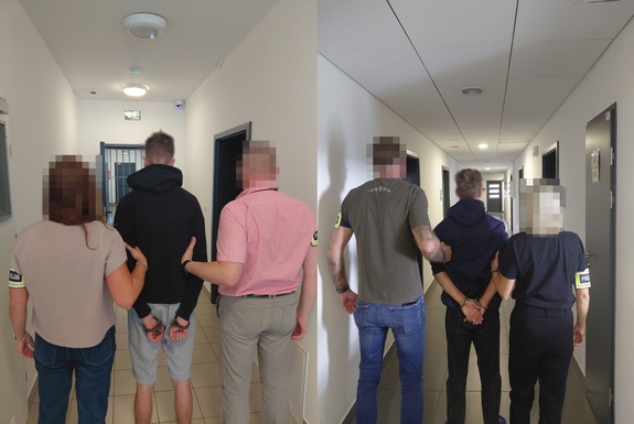 Kolarz dwóch zdjęć na których. Zatrzymani mężczyźni  mają założone kajdanki na ręce trzymane z tyłu i są trzymani przez policjanta i policjantkę z opaskami z napisem policja.