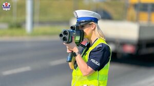 policjantka z miernikiem prędkości