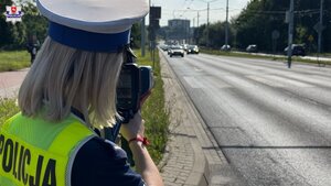 policjantka z miernikiem prędkości