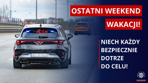 Na grafice nieoznakowany radiowóz policyjny na drodze. Po prawej stronie napis: Ostatni weekend wakacji. Niech każdy bezpiecznie dotrze do celu!
