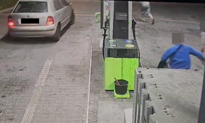 Skoda na stacji paliw obok na stanowiskach po drugiej stronie biegnie 3 mężczyzn
