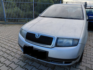 skoda koloru srebrnego na parkingu