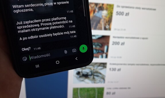 Ekran telefonu z otwartym komunikatorem internetowym i Tekstem witam serdecznie, pisze w sprawie ogłoszenia, Już zapłaciłem przez platformę sprzedażową. Proszę potwierdzić na maila otrzymanie płatności. A po odbiór osobisty będzie mój tata. Okej? . W tle ekran komputera.