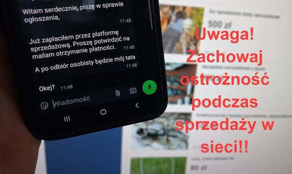 Ekran telefonu z otwartym komunikatorem internetowym i Tekstem witam serdecznie, pisze w sprawie ogłoszenia, Już zapłaciłem przez platformę sprzedażową. Proszę potwierdzić na maila otrzymanie płatności. A po odbiór osobisty będzie mój tata. Okej? . W tle ekran komputera. Uwaga! Zachowaj ostrożność przy sprzedaży w sieci!
