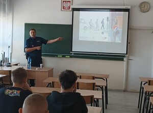 Policjant podczas działania profilaktycznego w ramach kampanii ROADPOL Safety Days