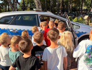 Policjant podczas działania profilaktycznego w ramach kampanii ROADPOL Safety Days