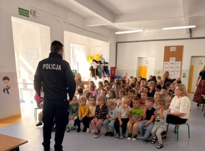 Policjant podczas działania profilaktycznego w ramach kampanii ROADPOL Safety Days