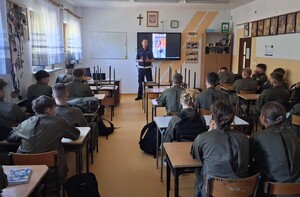 Policjant podczas działania profilaktycznego w ramach kampanii ROADPOL Safety Days