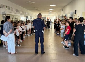 Policjant podczas działania profilaktycznego w ramach kampanii ROADPOL Safety Days