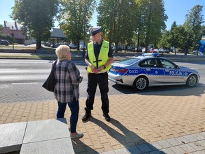 Policjant podczas działania profilaktycznego w ramach kampanii ROADPOL Safety Days