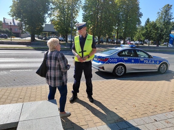 Policjant podczas działania profilaktycznego w ramach kampanii ROADPOL Safety Days