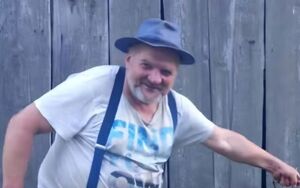 Mężczyzna w wieku 56 lat z kapeluszem na głowie.