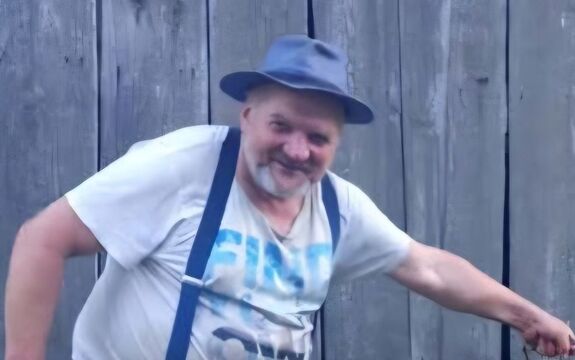 Mężczyzna w wieku 56 lat z kapeluszem na głowie.